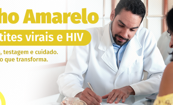 Julho Amarelo: o que as hepatites virais e o HIV têm em comum e por que falar sobre isso é tão importante Julho é o mês dedicado à conscientização sobre as hepatites virais. Ao longo dos anos, essa campanha tem reforçado a importância da prevenção, da testagem e do diagnóstico precoce. Mas quando falamos de hepatites, também é fundamental olhar para outra questão de saúde pública que, muitas vezes, caminha ao lado delas: o HIV. As duas infecções podem ser silenciosas, e em muitos casos são descobertas tarde demais, quando já causaram danos importantes ao organismo. Além disso, compartilham formas de transmissão parecidas, como o contato com sangue contaminado, o uso de materiais perfurocortantes sem esterilização e as relações sexuais desprotegidas. Por isso, falar sobre prevenção cruzada entre HIV e hepatites é também falar sobre cuidado integral. Por que fazer o teste para as duas infecções? A coinfecção por HIV e hepatites virais é mais comum do que se imagina, especialmente entre pessoas que vivem em contextos de maior vulnerabilidade. Quando essas doenças são identificadas ainda no início, é possível tratar com mais eficácia e reduzir os riscos de complicações como cirrose, câncer de fígado e falência hepática. A boa notícia é que o Sistema Único de Saúde (SUS) oferece testes rápidos e gratuitos para HIV, hepatites B e C. O resultado sai em poucos minutos e o acompanhamento é garantido pela rede pública. A prevenção está ao nosso alcance Algumas atitudes simples ajudam a proteger contra as duas infecções: Usar preservativos em todas as relações sexuais   Não compartilhar seringas, agulhas, alicates ou qualquer objeto cortante   Tomar as vacinas contra hepatites A e B, disponíveis no SUS   Realizar testagens periódicas, mesmo sem sintomas   Buscar acolhimento em serviços de saúde confiáveis   Cuidar da saúde é também criar oportunidades para uma vida com mais qualidade No PCA, a gente acredita que informação acessível e acolhimento transformam vidas. Por isso, reforçamos que prevenir, testar e tratar são formas de cuidado — não apenas com o corpo, mas com o futuro. Julho Amarelo é um convite para que mais pessoas possam olhar para a própria saúde com menos medo e mais autonomia. Se você nunca fez o teste, este pode ser um bom momento para começar.